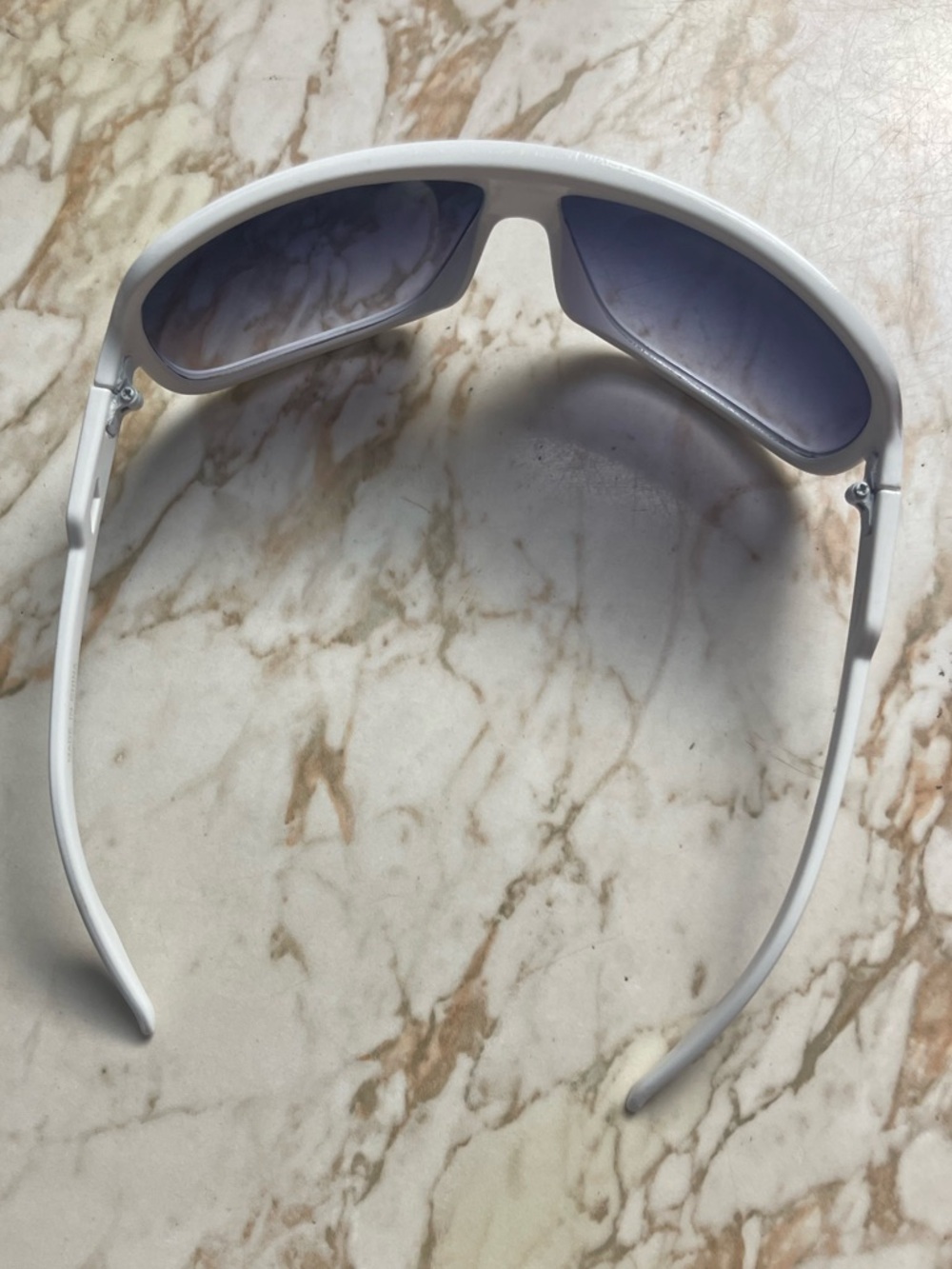 Macho Man inspired Retro Oversized White-Trim Sunglasses with bandana - Picture 4 of 5